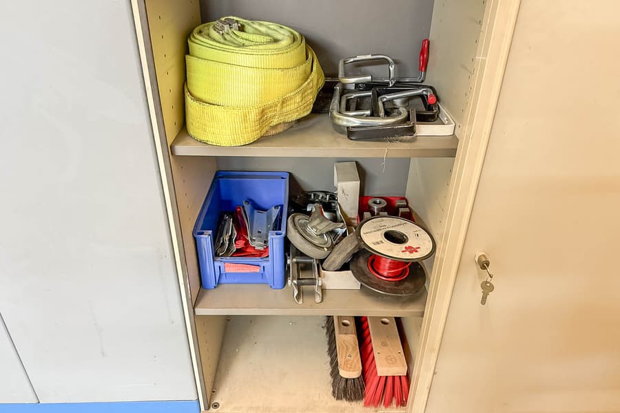 Inhalt von 3 Schrankebenen: Ersatzteile