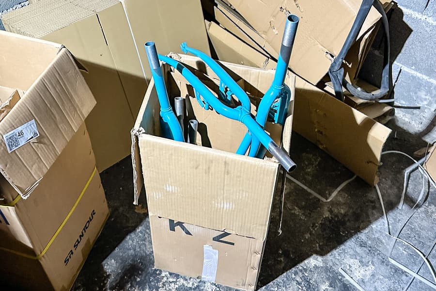 Karton mit Fahrradgabeln