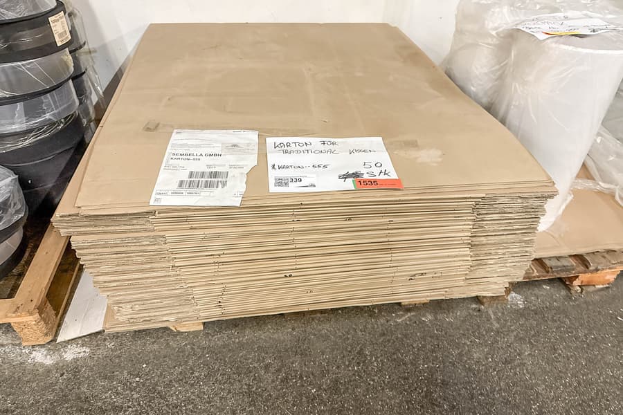 Palette mit Kartonagen