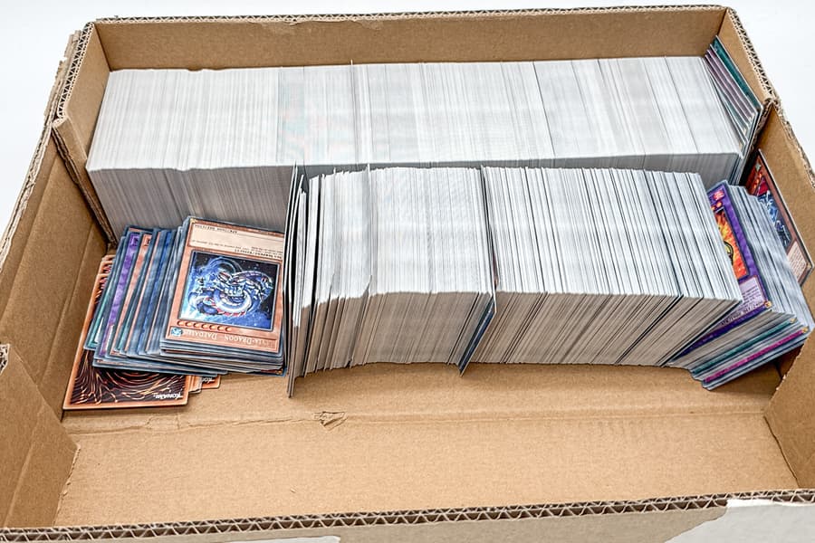 Karton mit Spielkarten Yu-Gi-Oh!