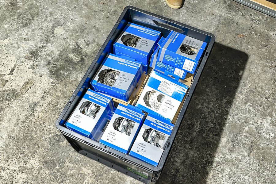 Kiste mit Fahrradersatzteilen