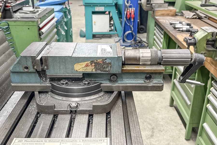 Maschinenschraubstock auf Drehplatte