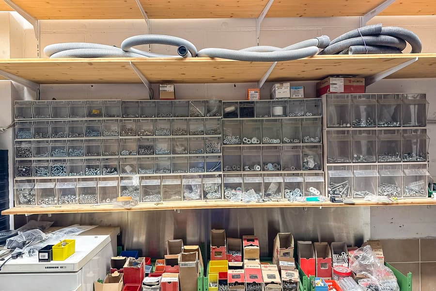 Sortimentsregal mit Verbindungs- und Befestigungsmaterial