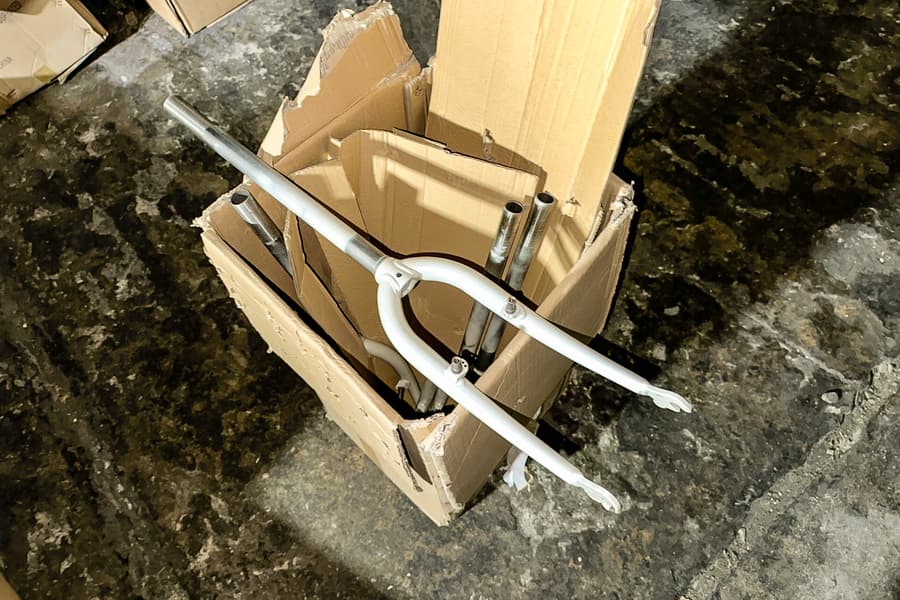 Karton mit Fahrradgabeln