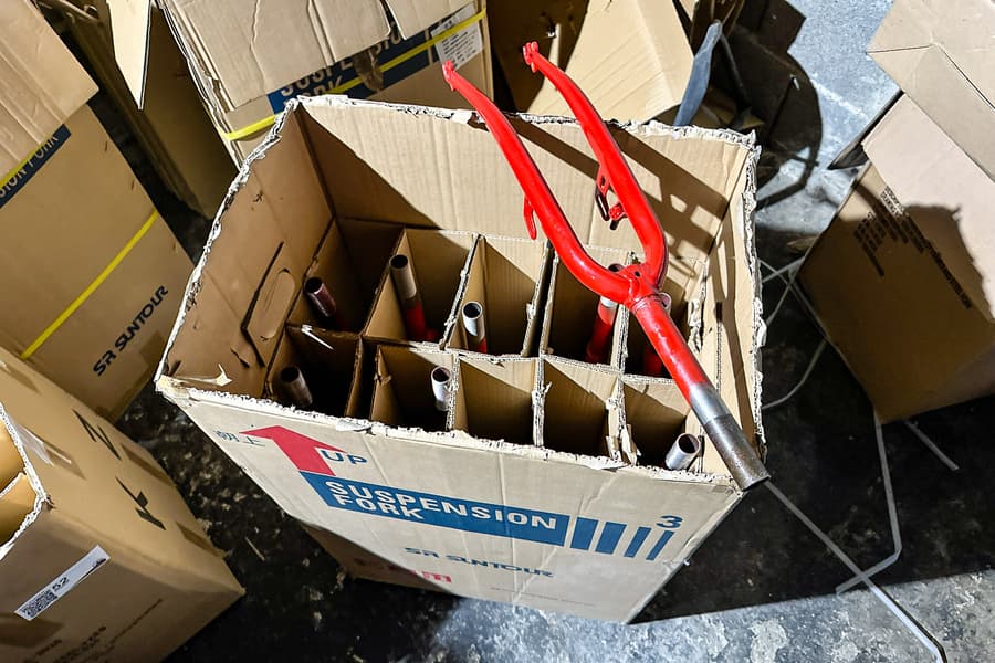 Karton mit Fahrradgabeln