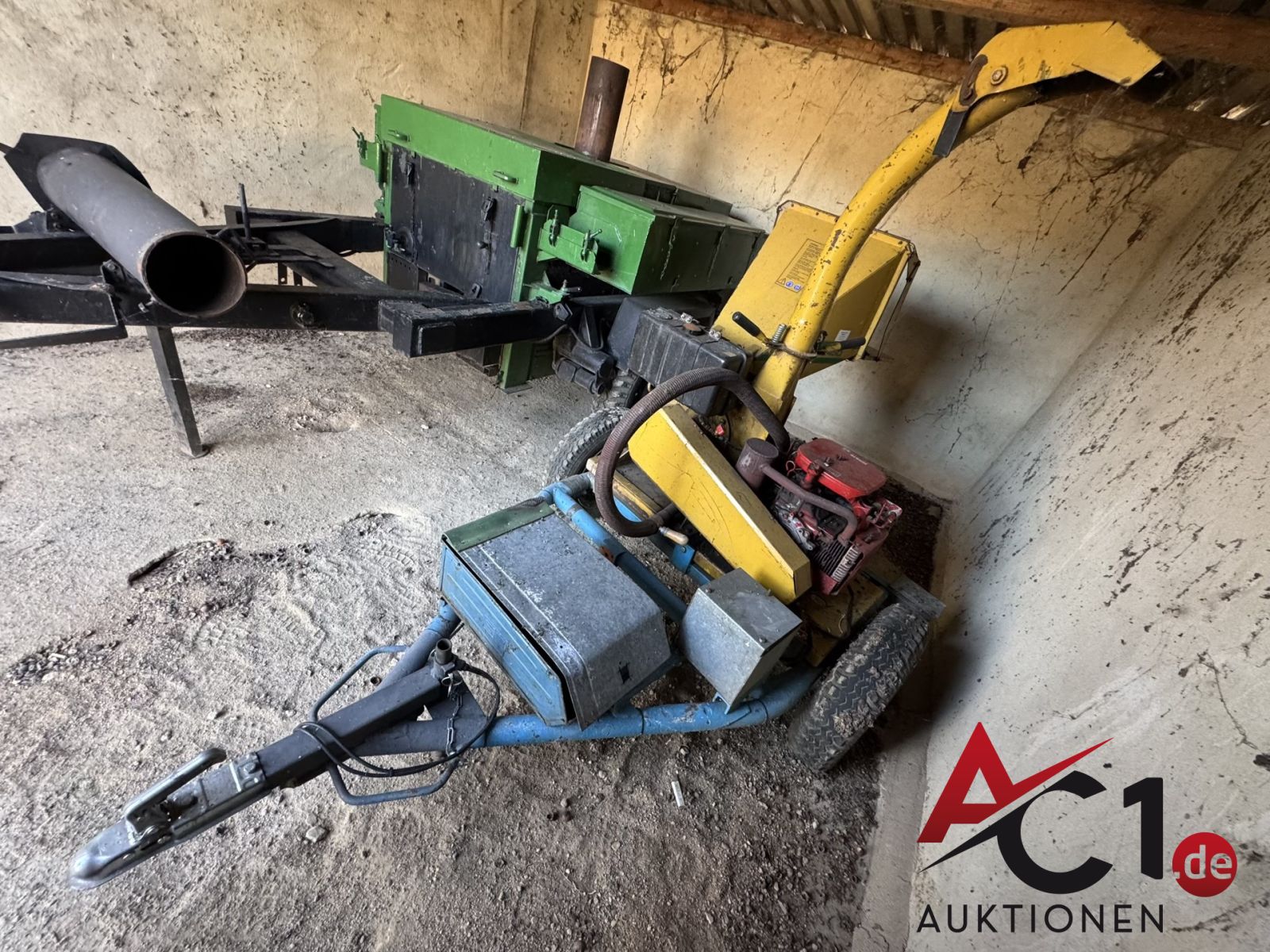 Holzhäcksler auf Anhänger