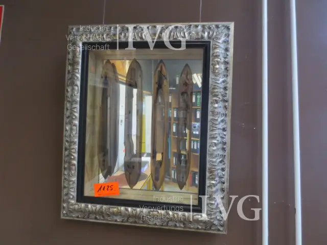 Spiegel mit Rahmen und Figuren