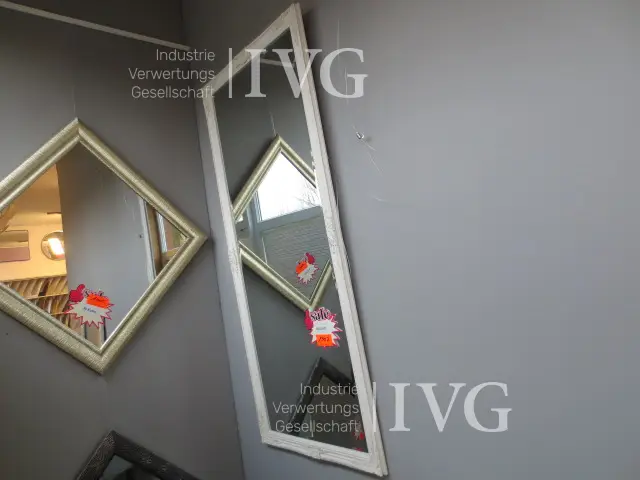 Spiegel mit Rahmen