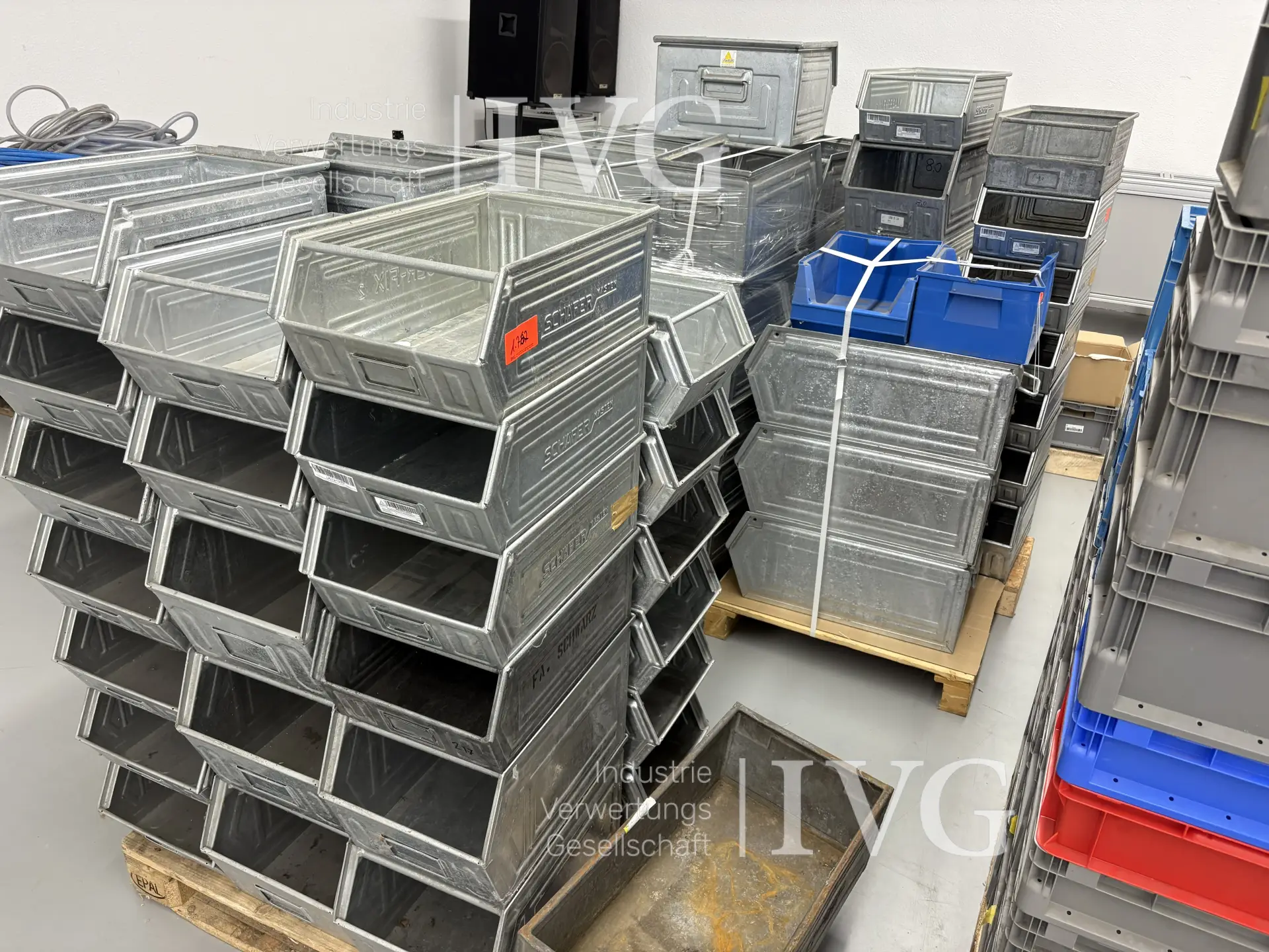 umfangreicher Posten Stahl-Sichtlagerkästen