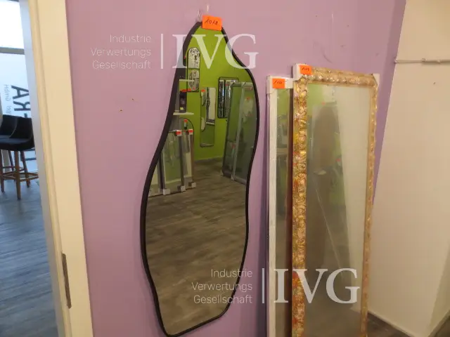 Spiegel mit Rahmen freiform