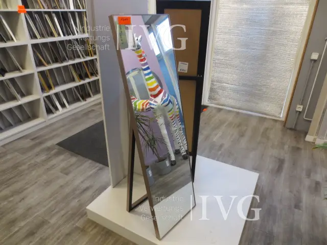 Standspiegel mit Rahmen