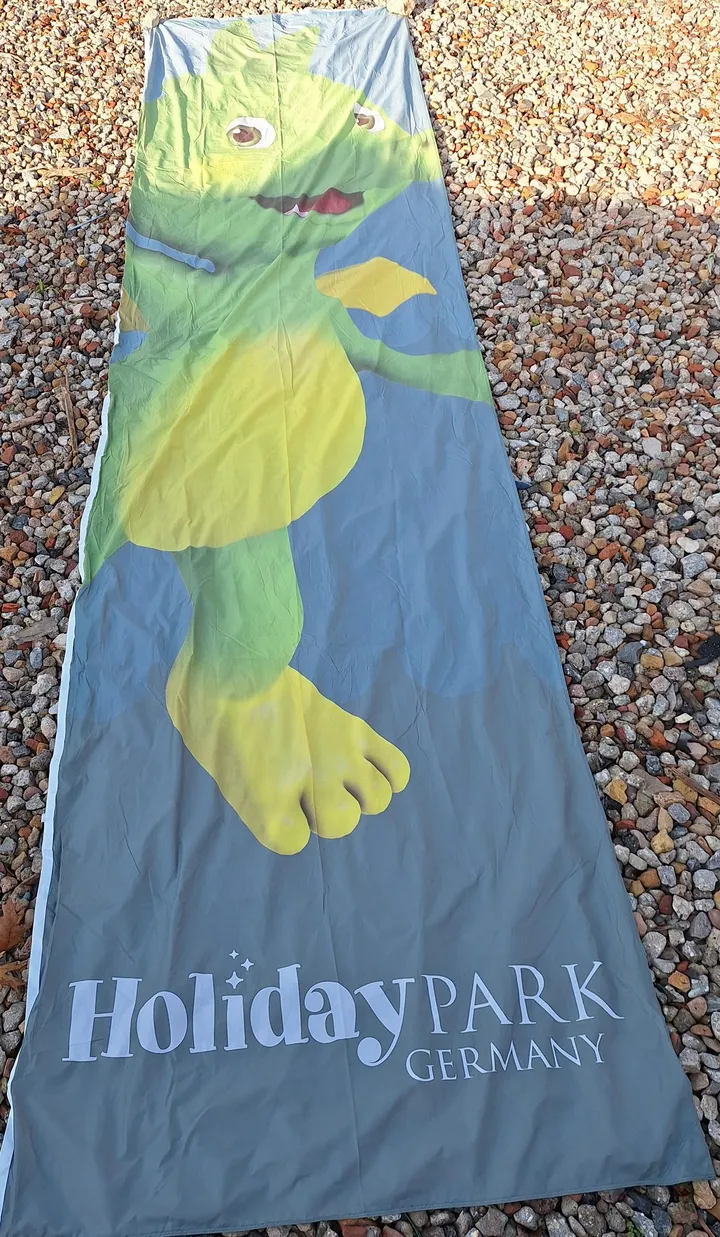 Holiday Park Fahne Tabaluga Maße LxB(xH) 150x600