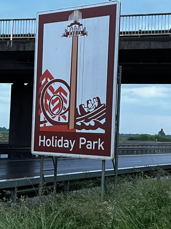 Touristische Hinweistafel Holiday Park Einzelstück