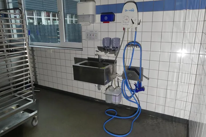Spülbecken mit Hygienespendern und Schlauch