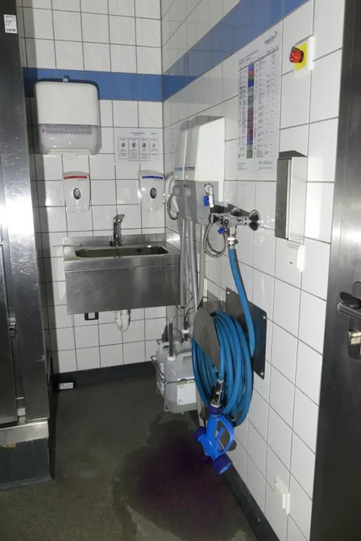 Spülbecken mit Hygienespendern und Schlauch