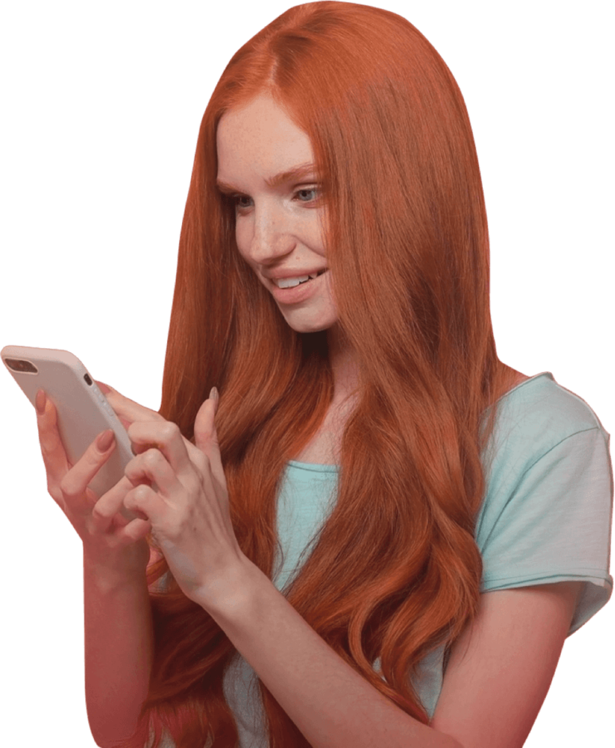 Tânără zâmbitoare care folosește un smartphone