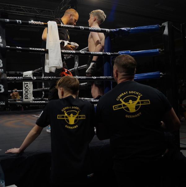 2 vor dem Ring, 2 im Ring