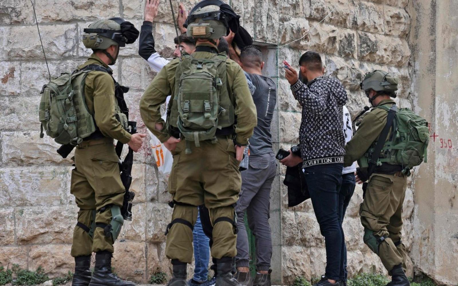 شهيد ودمار بالضفة الغربية: انفجار مخلفات الاحتلال وهدم منزل واعتقالات متفرقة