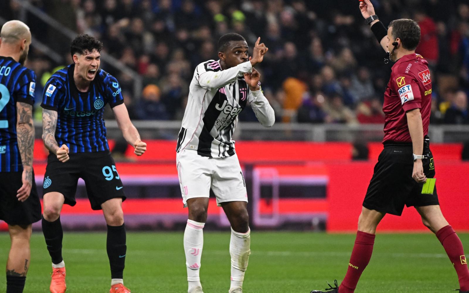 تمثيل باستوني يشعل ديربي إيطاليا ويدفع سياسي إيطالي للمطالبة باستبعاده من المنتخب