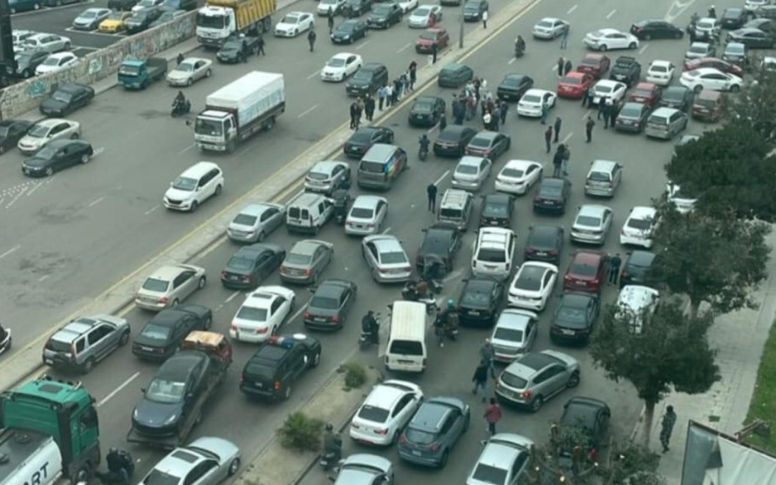 سائقو الأجرة في بيروت يشعلون الشوارع احتجاجاً على قرار الحكومة برفع أسعار الوقود