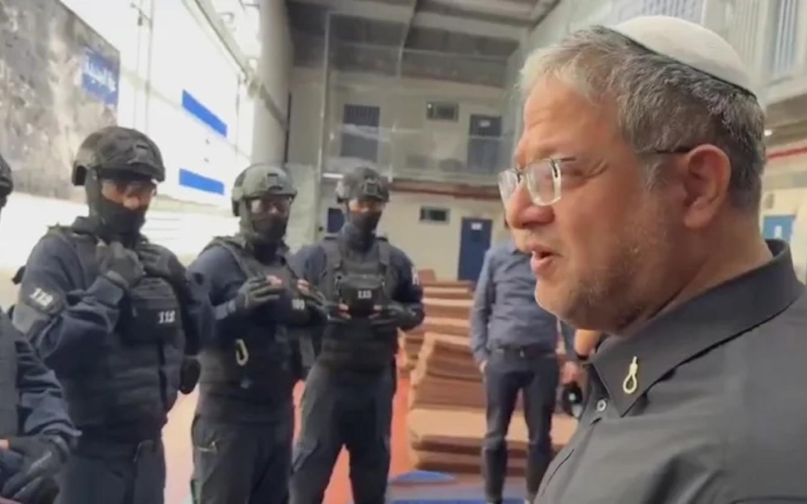 بن غفير يقتحم سجن عوفر قبيل رمضان: تصعيد خطير ورسالة انتقامية ضد الأسرى الفلسطينيين