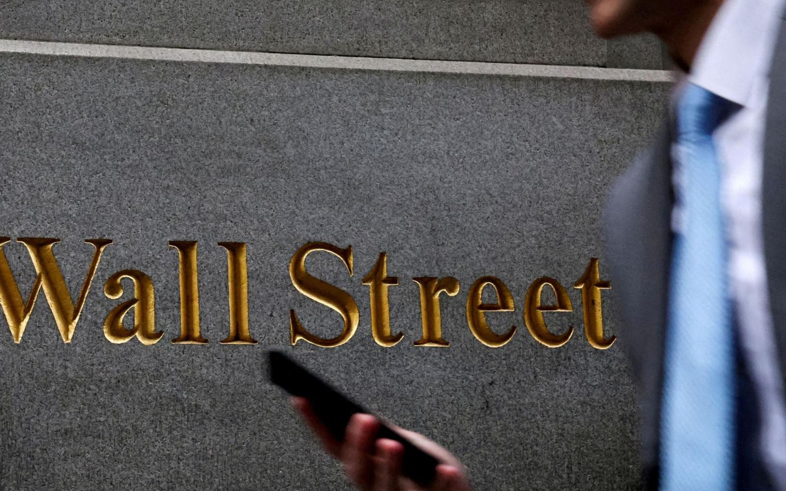 مكافآت قياسية لرؤساء بنوك وول ستريت تتجاوز 250 مليون دولار في عام 2025