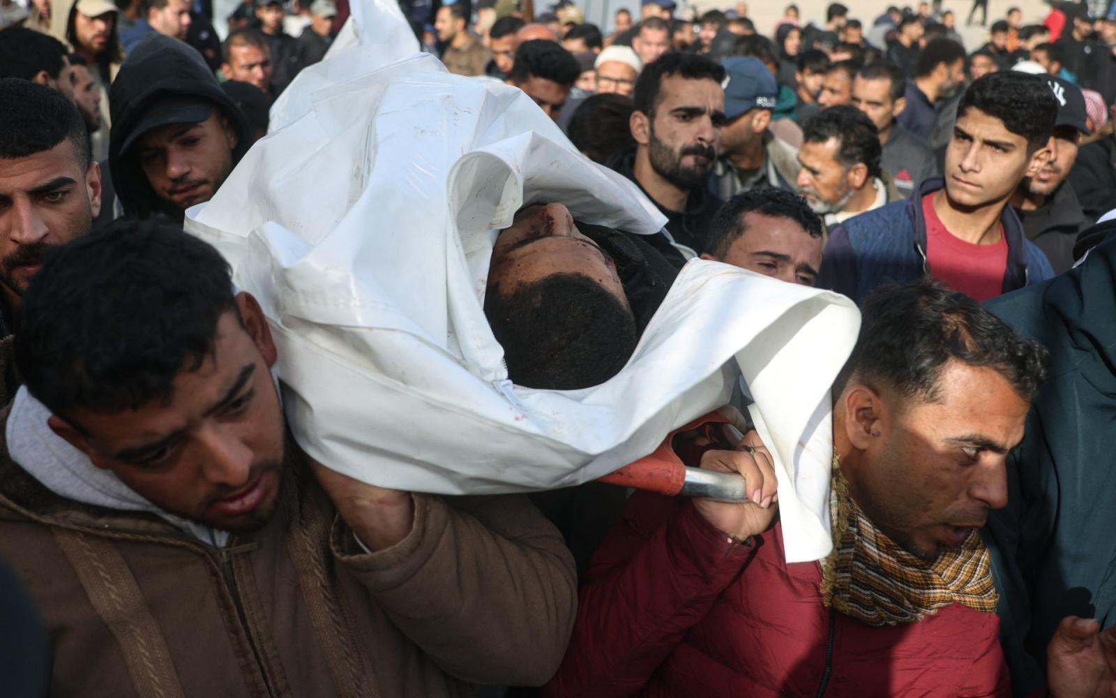 تصعيد إسرائيلي في غزة: مجازر بحق النازحين واغتيال قيادي وسط خروقات لوقف إطلاق النار