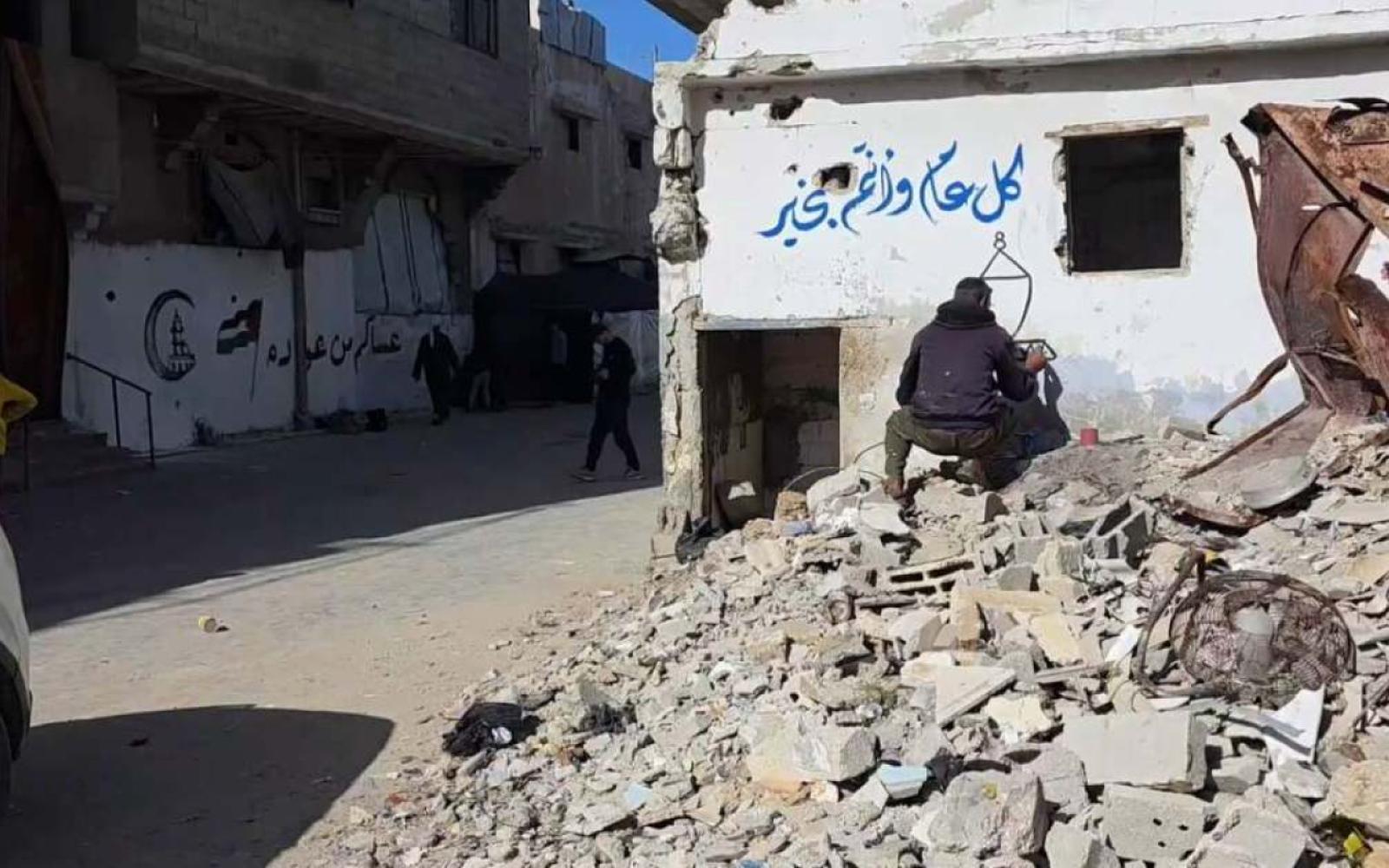 رمضان في غزة: بصيص أمل وسط الدمار، والفوانيس تصنعها الأيادي الصغيرة