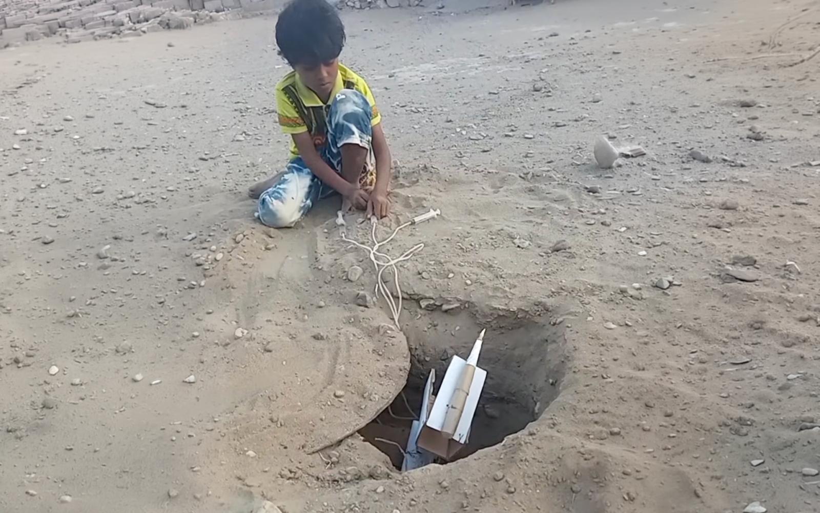 طفل يمني يبهر العالم بصناعة صواريخ كرتونية قابلة للتحكم.. إبداع يتحدى الظروف