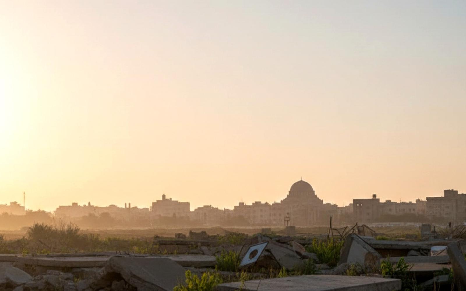 أطفال غزة يصنعون الفوانيس من بقايا الحرب ليضيئوا رمضان وسط الدمار: رسالة أمل مؤثرة