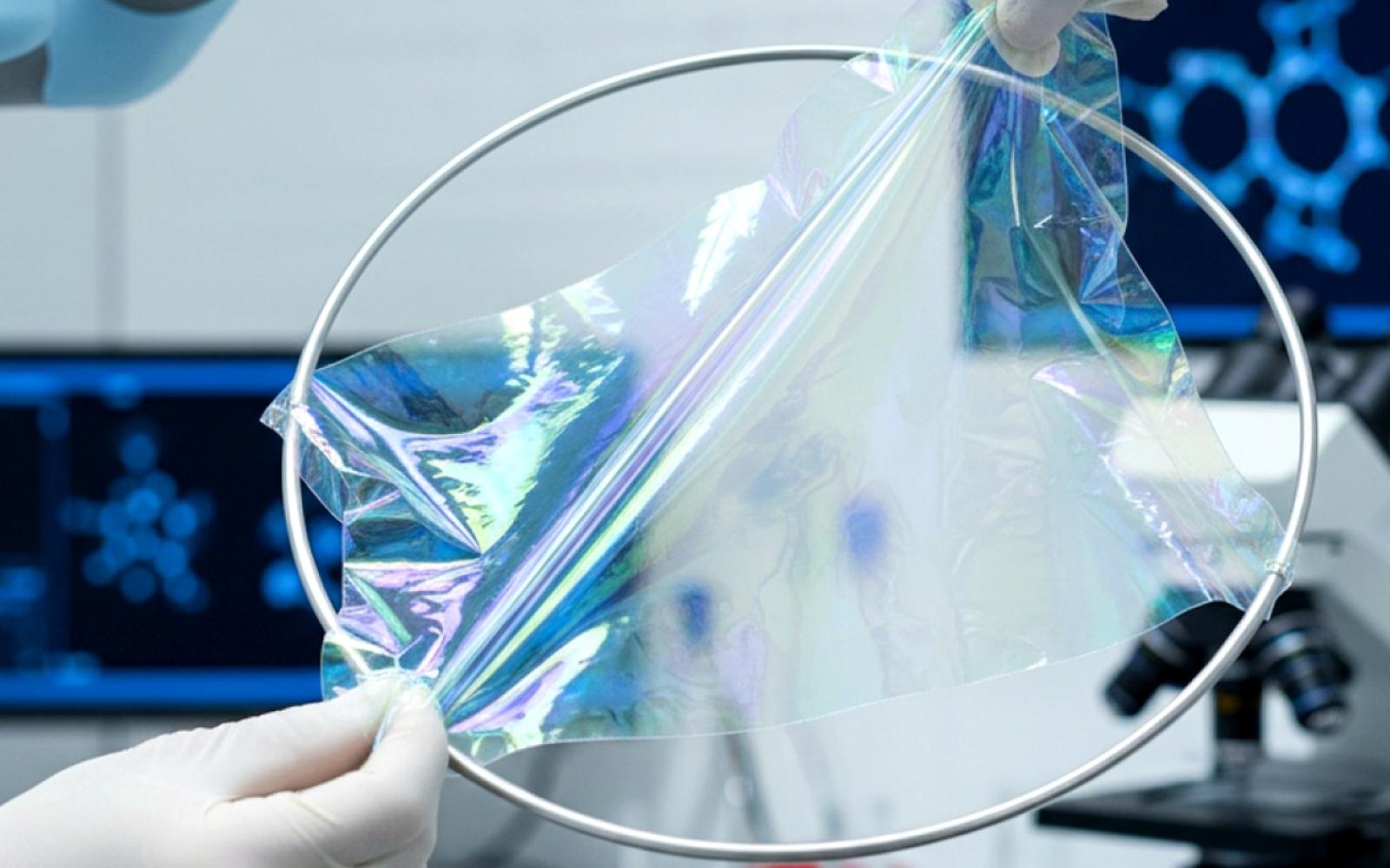 علماء روس يطورون غشاءً بلاستيكياً يتحلل حيوياً للحفاظ على جودة الغذاء