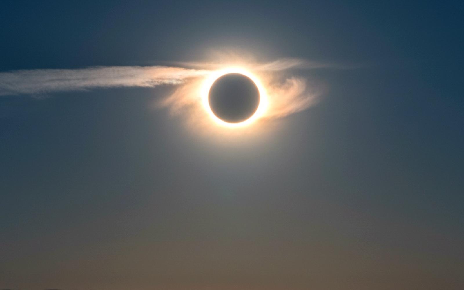 كسوف حلقي نادر وتوقيت لافت: "حلقة نار" تزامنًا مع تحري هلال رمضان