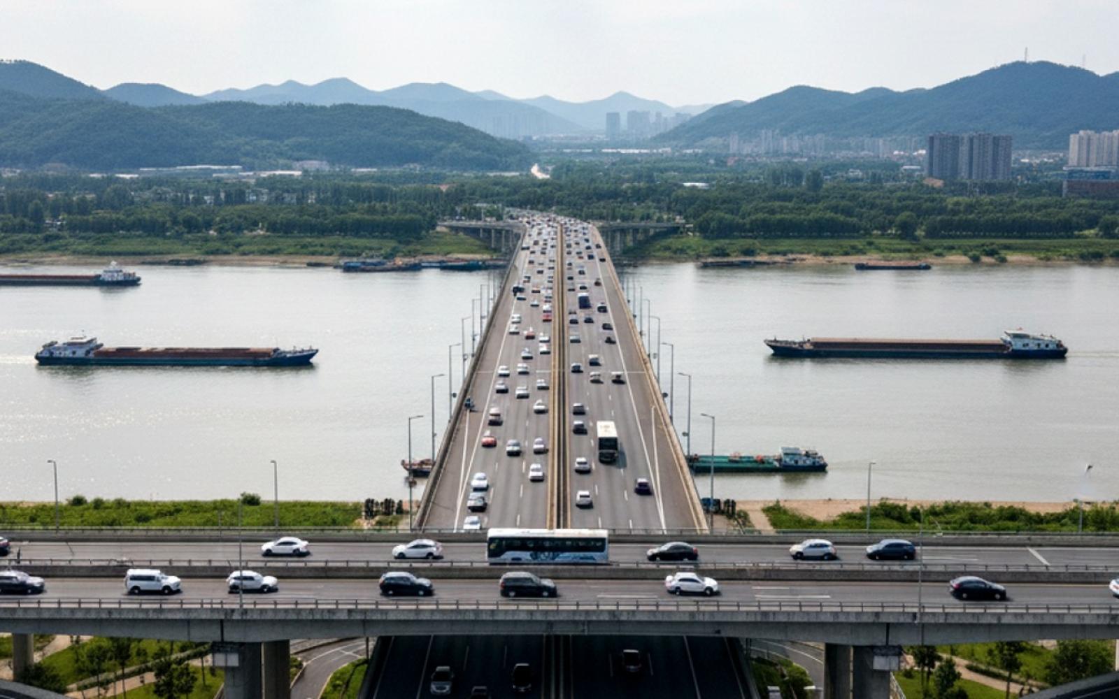 مواطنون فلسطينيون يصرون على العودة لغزة رغم المخاطر، وحماس تتهم الاحتلال بخرق اتفاقات معبر رفح