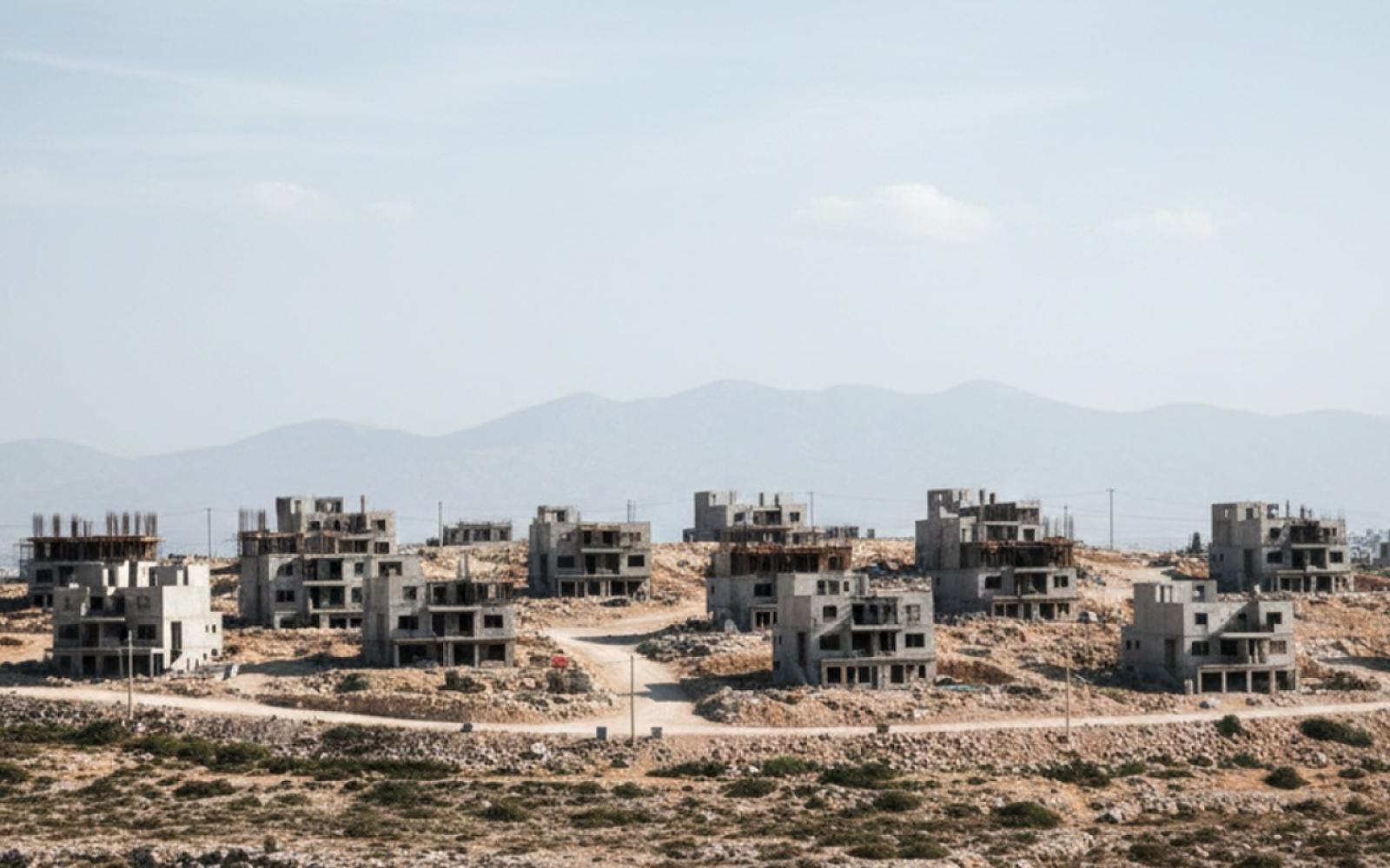 تصعيد استيطاني: مستوطنون يهاجمون مزارعين ويسيجون أراضٍ فلسطينية تحت حماية الاحتلال