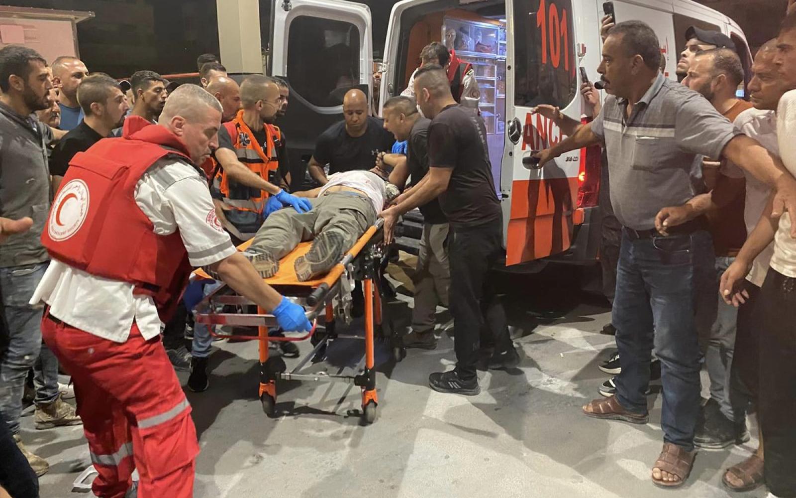 آلية احتلال تصدم مركبة أجرة في جنين وتصيب مواطنين بجروح، بالتزامن مع مداهمة منزل في فقوعة