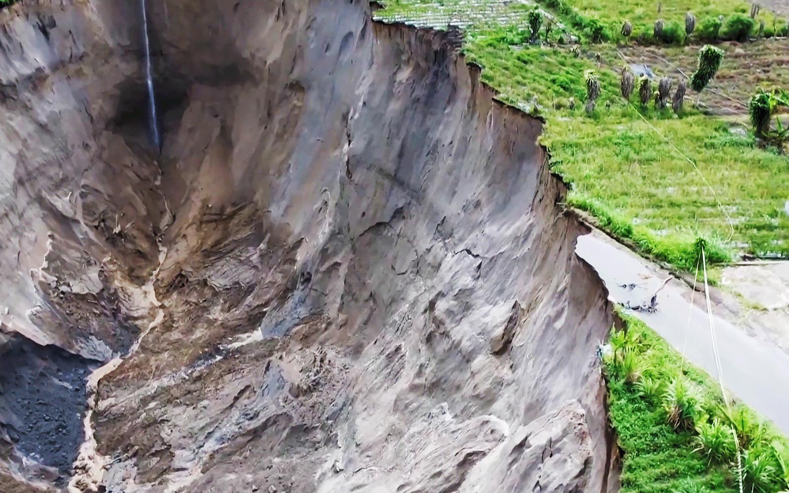 حفرة عملاقة في إندونيسيا تثير قلق الناشطين وتساؤلات عن الظواهر الطبيعية المتكررة