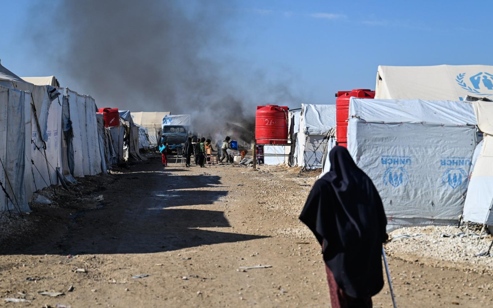 سوريا تبدأ نقل قاطني مخيم الهول إلى ريف حلب تمهيداً لإغلاقه النهائي