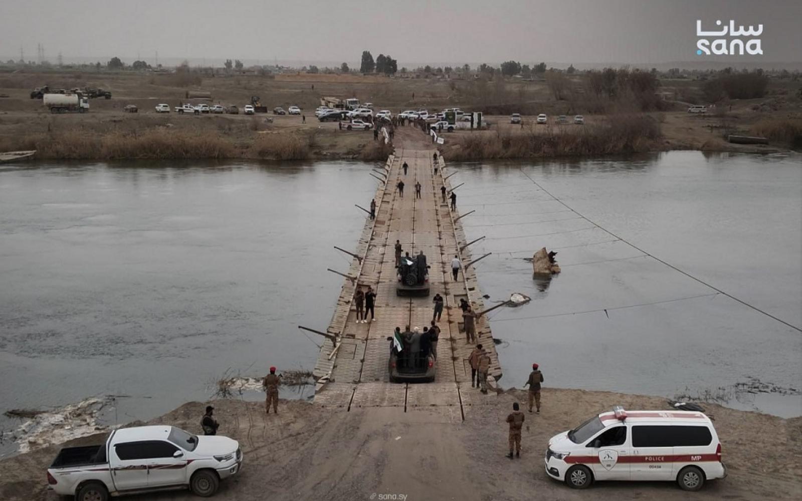 الجيش السوري يفتتح جسراً مؤقتاً على الفرات بدير الزور لتسهيل حركة السكان المحليين