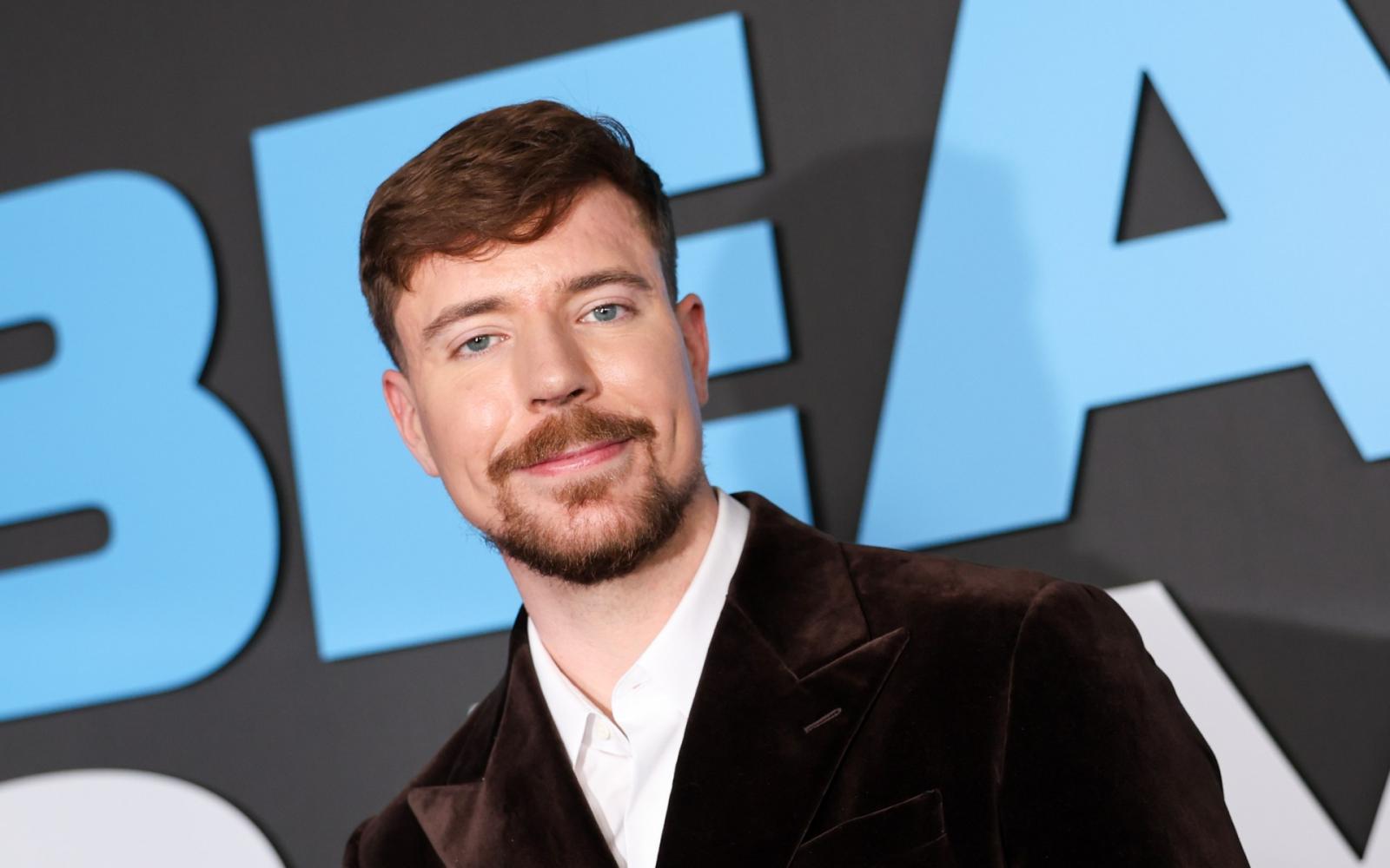 مستر بيست: اليوتيوبر الأمريكي الذي حطم الأرقام القياسية بأعماله الخيرية وتحدياته المذهلة