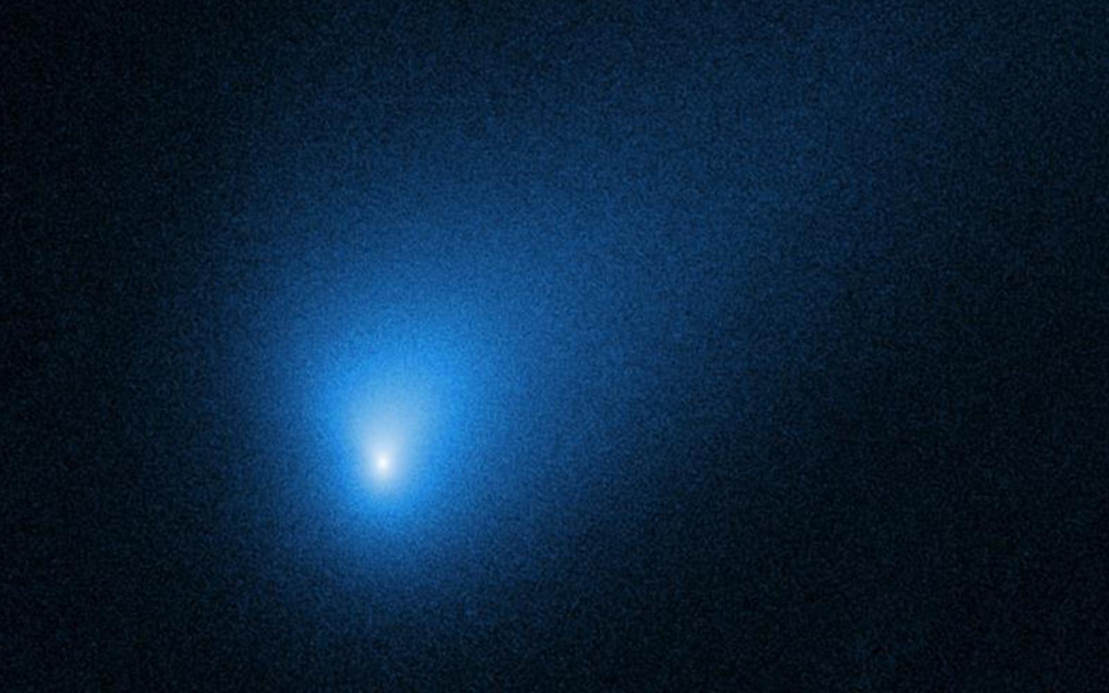 فرصة أخيرة للمصورين: مذنب "فيرخوس" يغادر سماء الأرض مع غروب الشمس