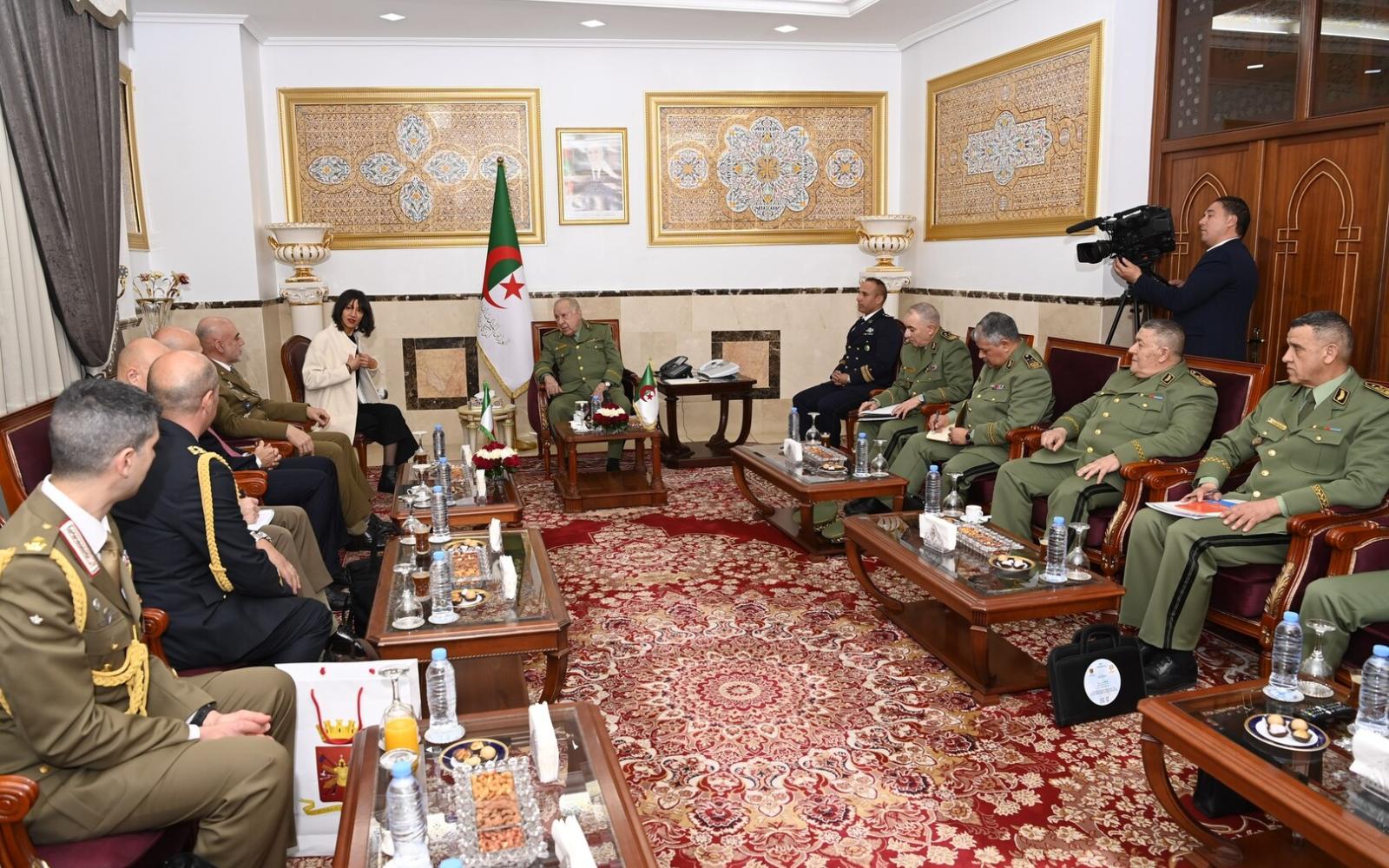 الجزائر وإيطاليا تعززان التعاون العسكري الثنائي وتنسقان جهودهما في قضايا مشتركة