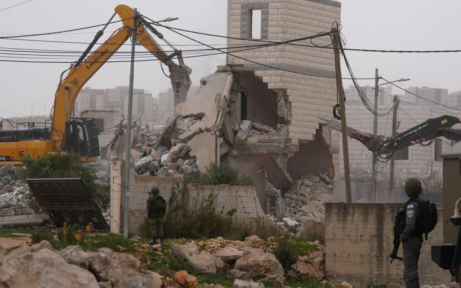 شهيد طفل ومصابون في الأغوار بفعل مخلفات الاحتلال.. وتدمير منزل بجنين