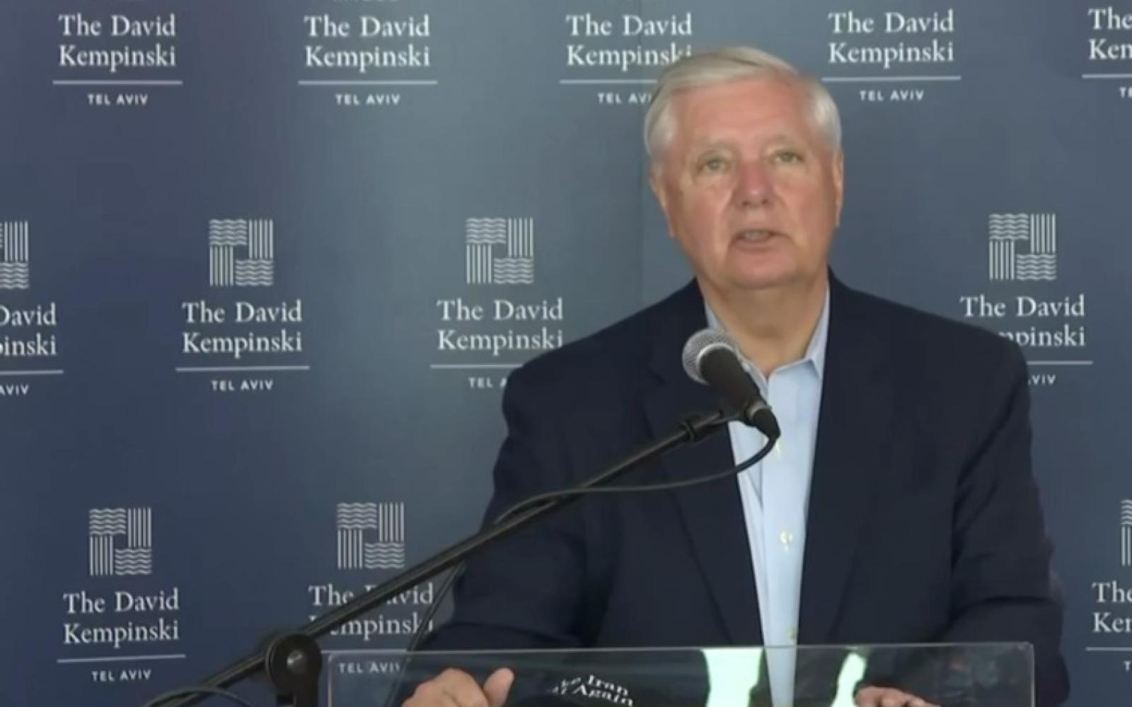 إيران تتوعد بإغلاق مضيق هرمز بالتزامن مع ضغوط أمريكية لتغيير النظام