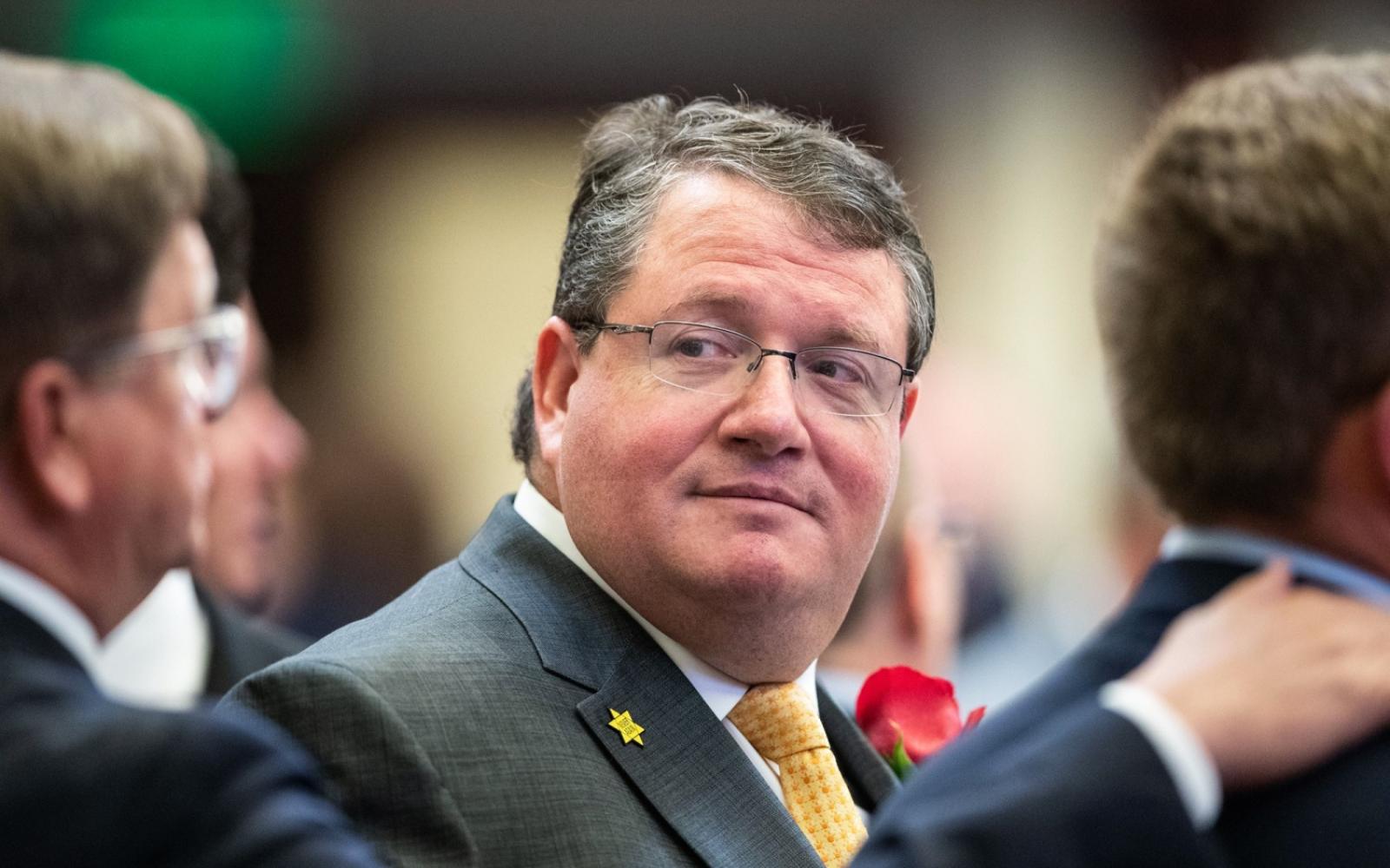 تصريح نائب أمريكي عنصري يثير غضباً واسعاً: "الاختيار بين الكلاب والمسلمين ليس صعباً"