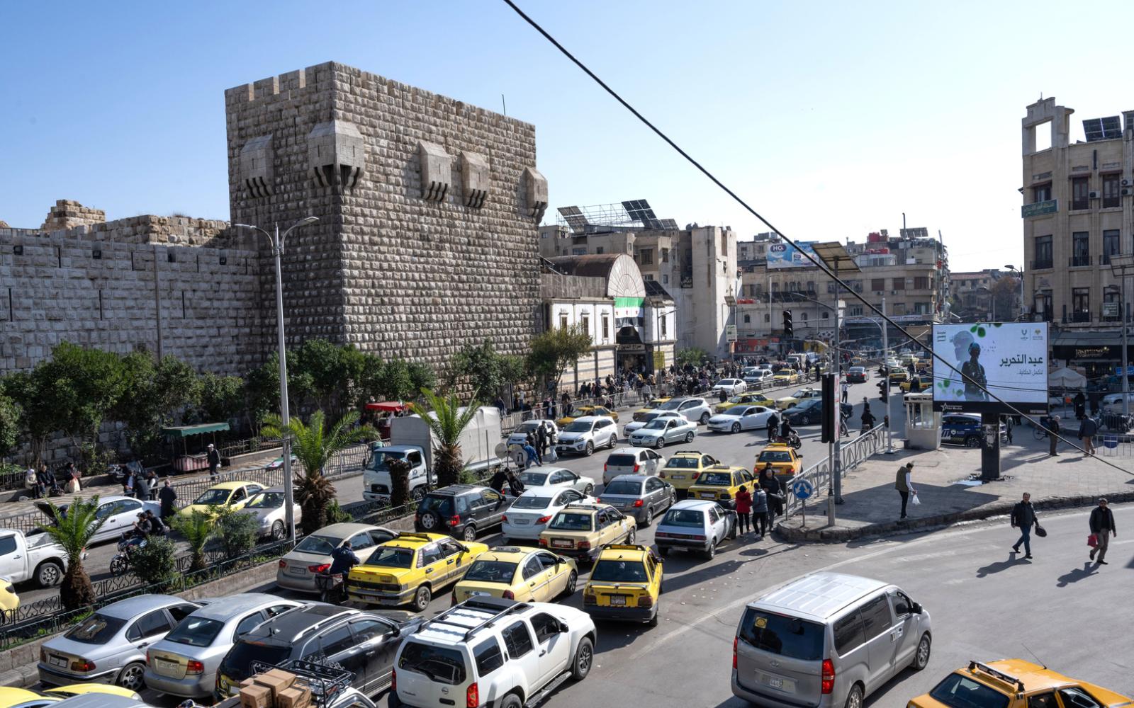 سوريا تعيد 1200 موظف مفصول إلى العمل بوزارة الإدارة المحلية والبيئة بعد إعادة تقييم شامل