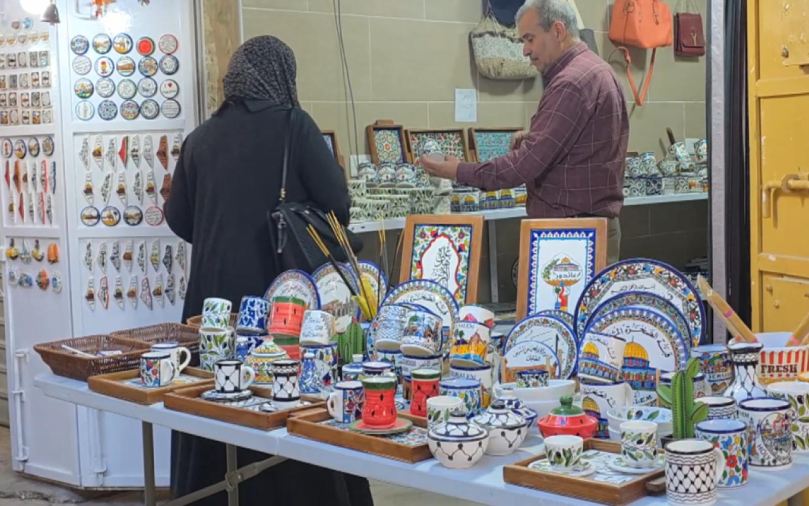 تجار الخليل يتحدون الاحتلال ويعيدون الحياة لسوقهم التاريخي في رمضان رغم الإغلاق والمضايقات