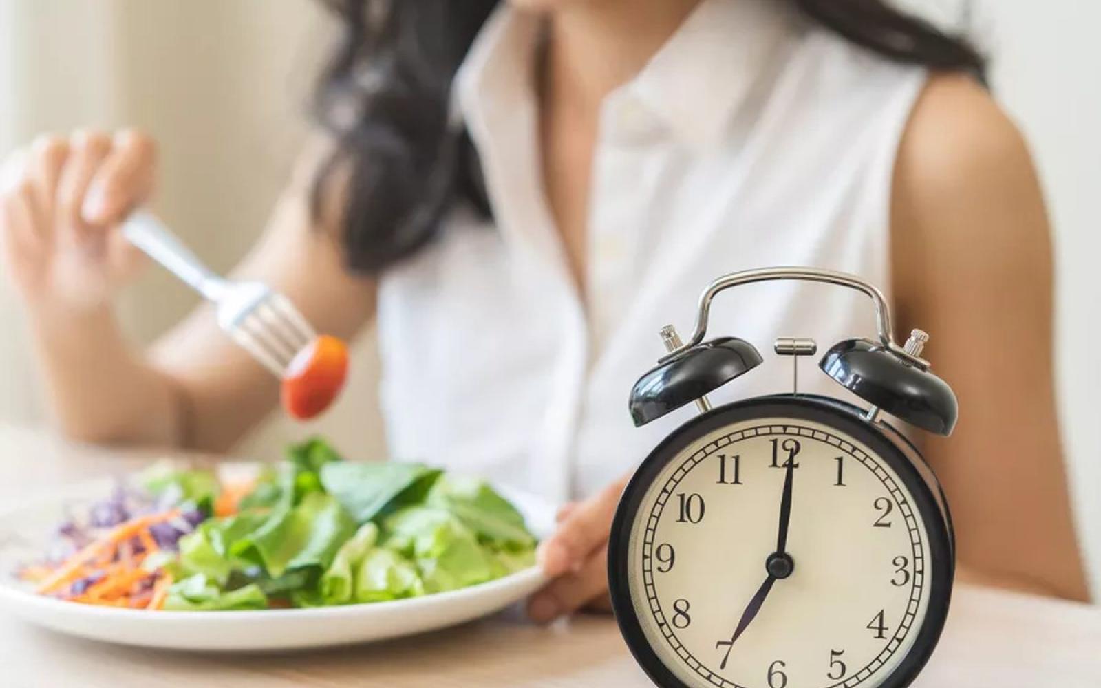 دراسة علمية تكشف حقيقة الصيام المتقطع: هل هو حقاً الحل السحري لإنقاص الوزن؟