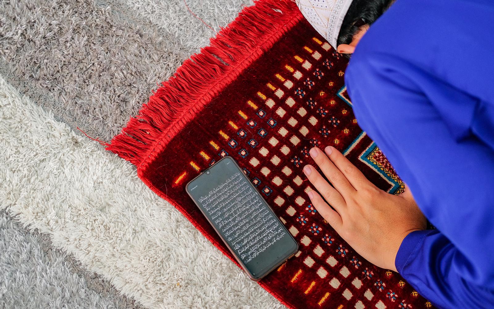 تكنولوجيا العصر الرقمي تُسخّر لخدمة الروحانية في رمضان: بوصلة إيمانية في جيب كل مسلم