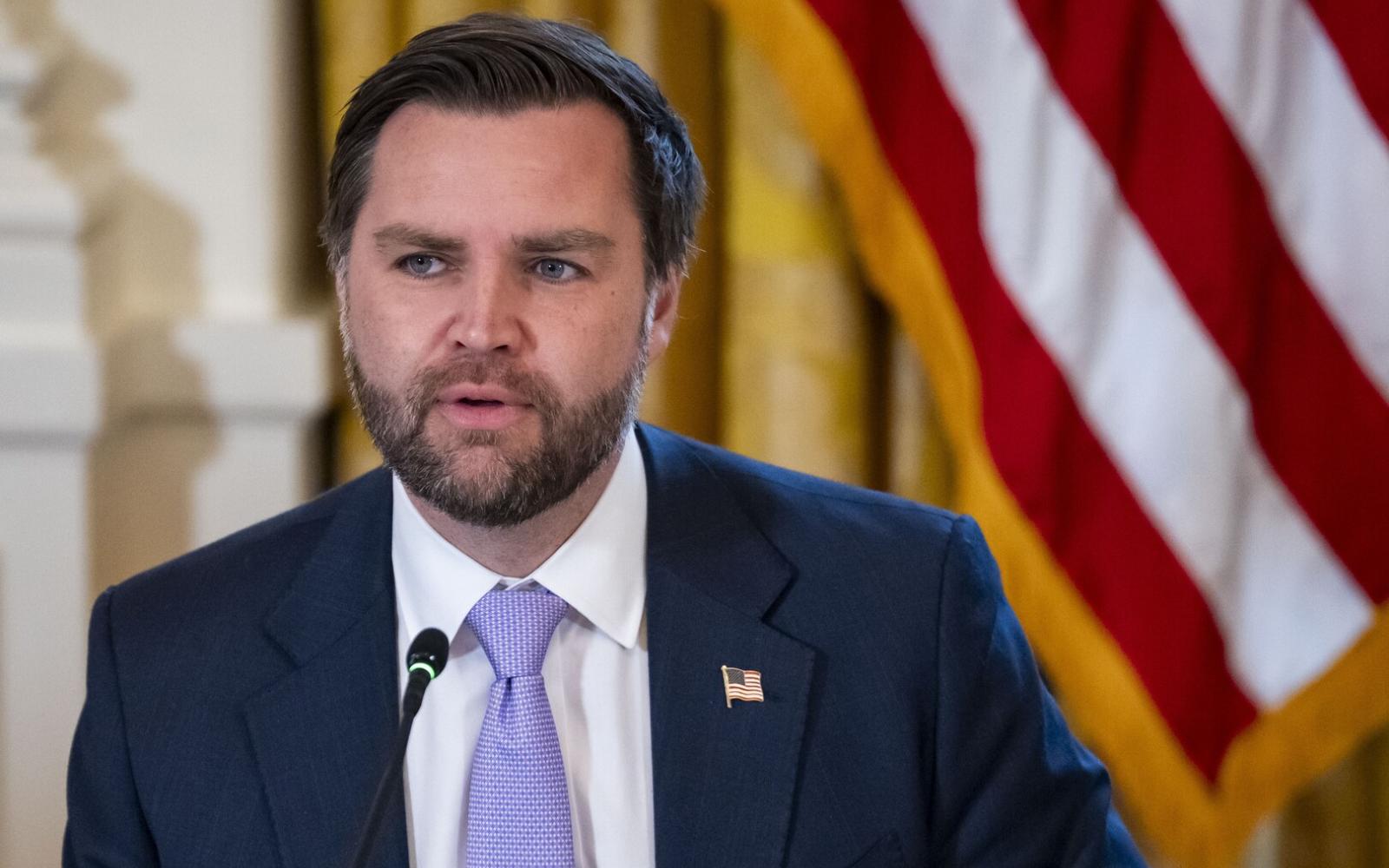 نائب الرئيس الأمريكي يعرب عن قلقه العميق من استخدام الذكاء الاصطناعي لمراقبة المواطنين الأمريكيين