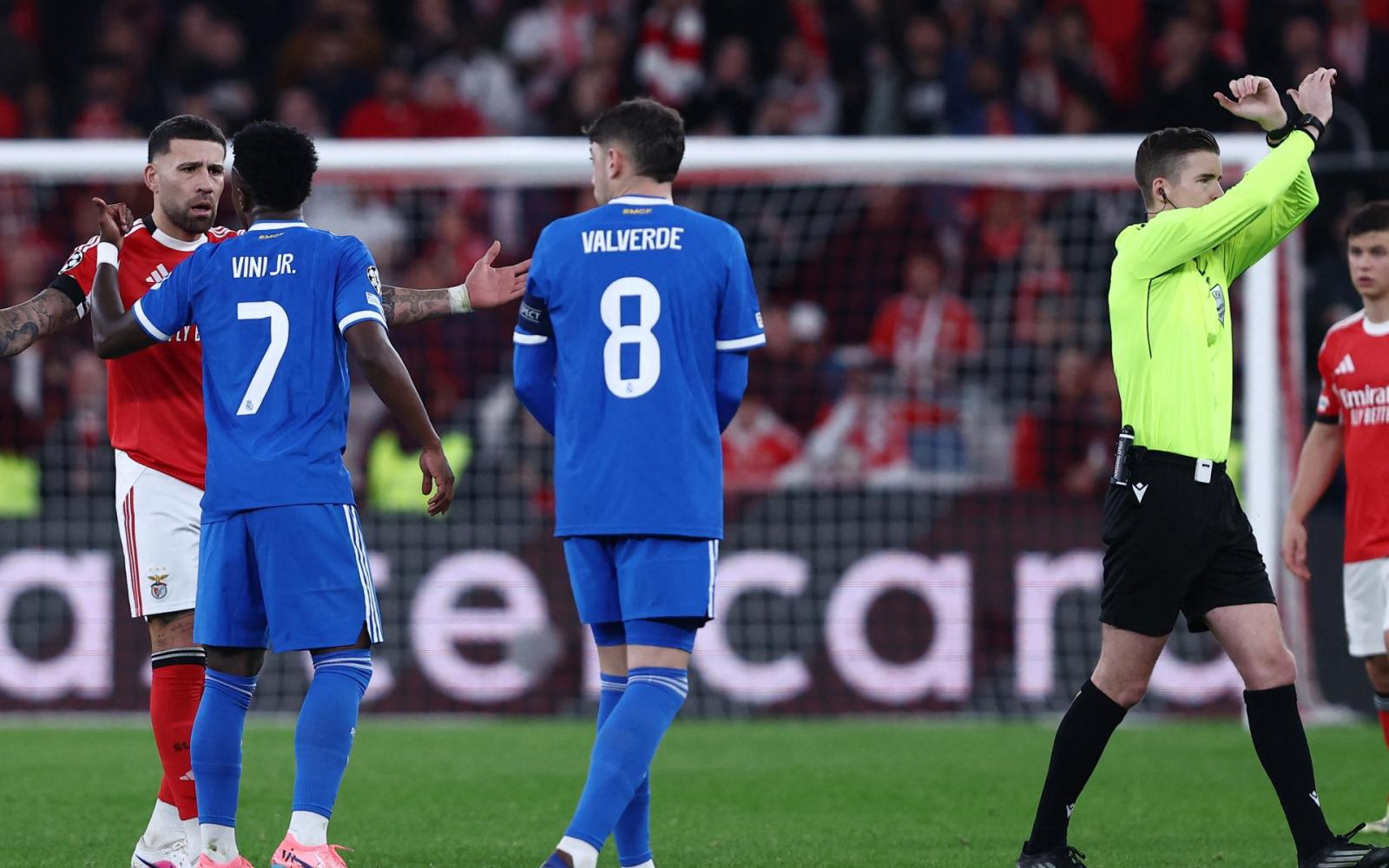 فينيسيوس يتهم لاعب بنفيكا بالإساءة العنصرية، مباراة دوري أبطال أوروبا تتوقف 11 دقيقة